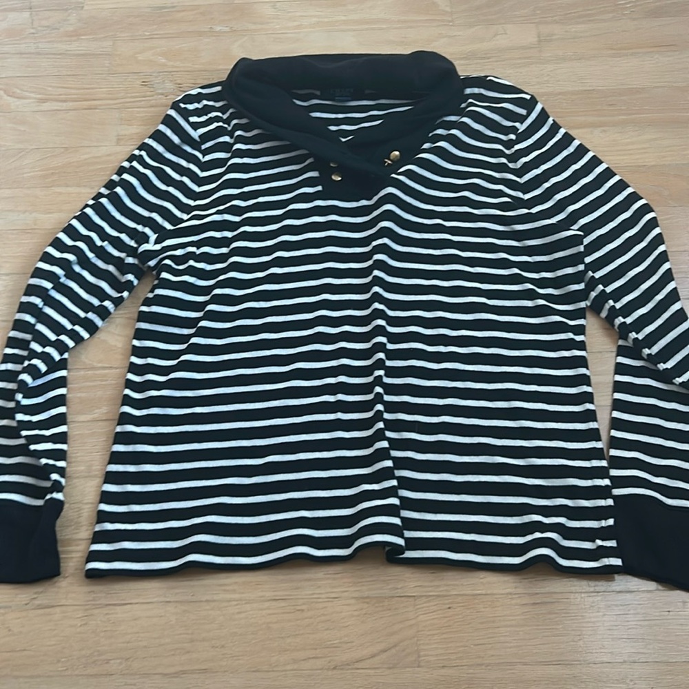 Women’s black and white top